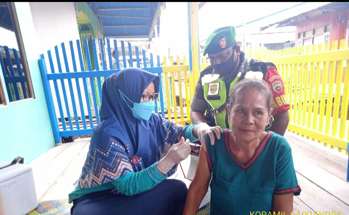 Babinsa Koramil 04/Kuindra Dampingi dan Ajak Masyarakat Duano untuk Ikut Vaksinasi
