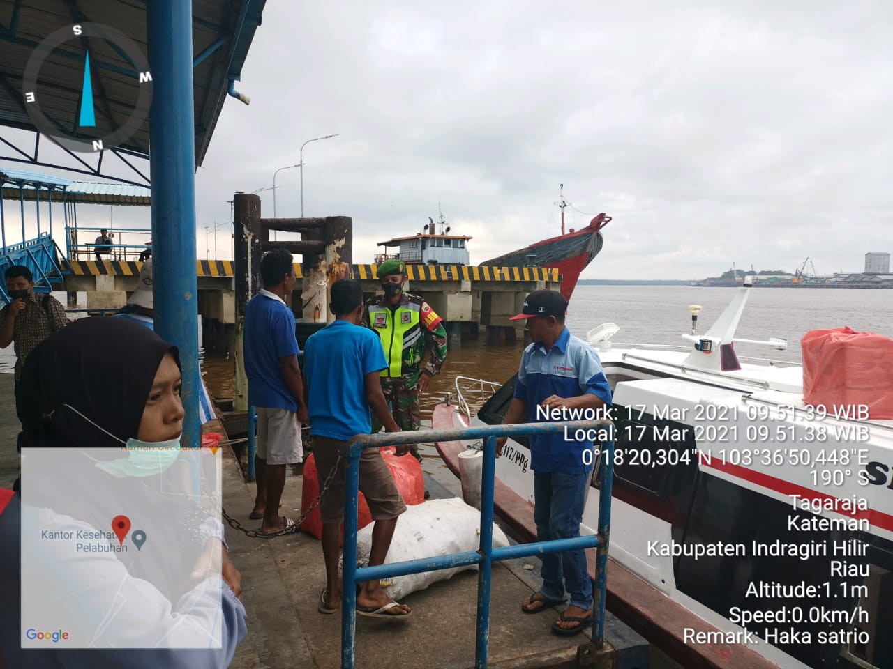 Serda Haka Satrio Bersama Satgas Pantau Aktifitas Warga di Pelabuhan Guntung