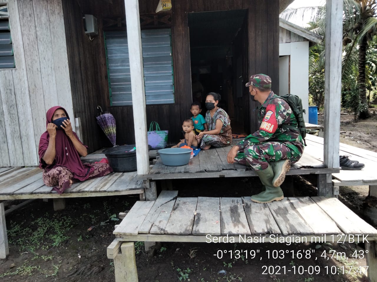 Babinsa Serda Nasir Siagian Komsos kepada Masyarakat Sungai Dusun