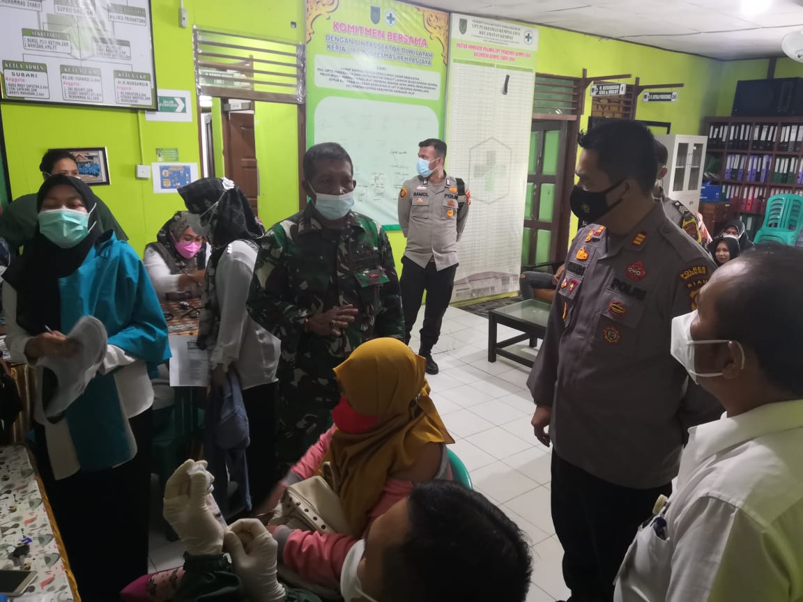 Danramil dan Babinsa 03/Tempuling Dampingi Pelaksanaan Vaksin Dosis III Jenis di UPT Puskesmas