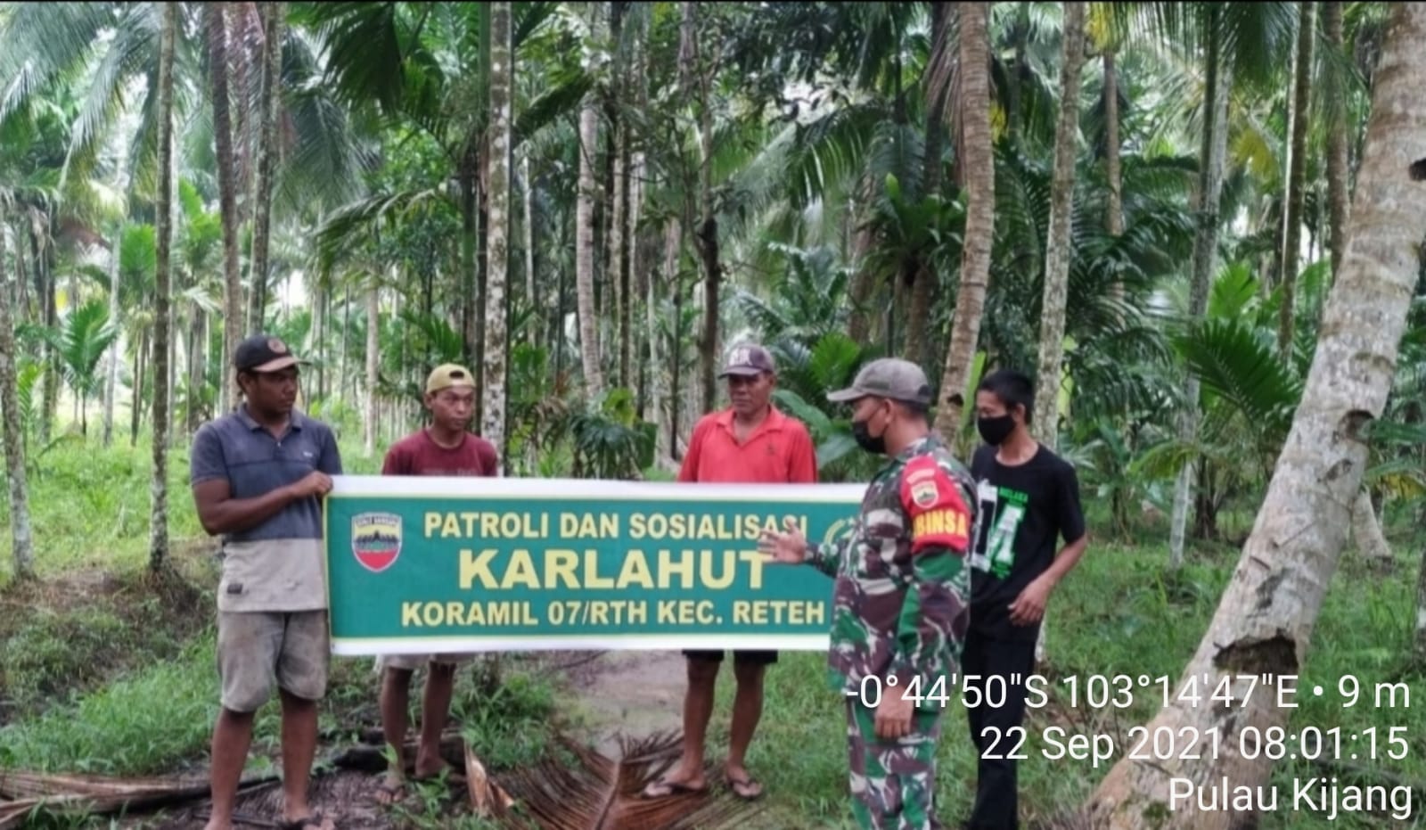 Rutin Cegah Karhutla, Babinsa 07/Reteh Patroli dan Sosialisasi di Wilayah Binaan