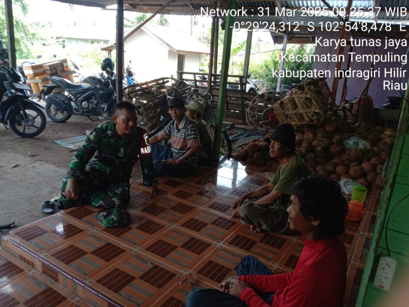 Manfaatkan Suasana Lebaran, Babinsa Koramil 03/Tempuling Anjangsana ke Rumah Warga Binaan