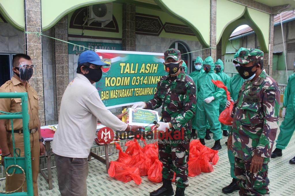 Warga Jalan Kampung Jawa Tembilahan Mendapat Bantuan Sembako dari Dandim 0314/Inhil
