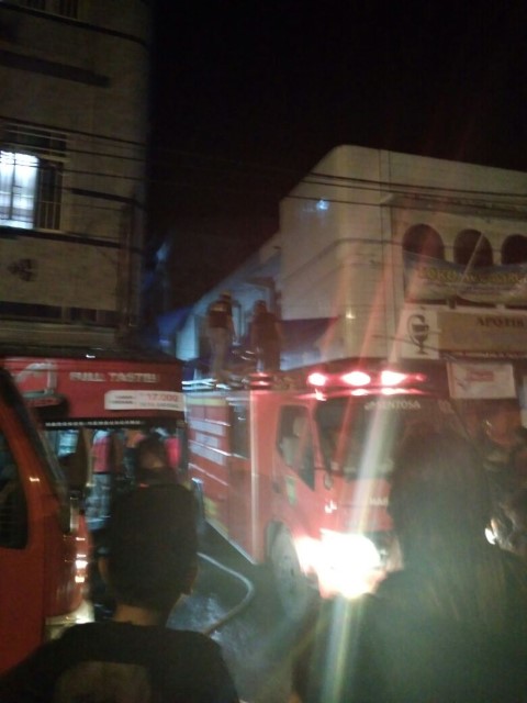 Kebakaran di Jalan Jendral Sudirman Tembilahan, 2 Unit Mobil Pemadam Kebakaran Dikerahkan 