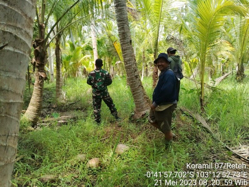 Babinsa Koramil 07/Reteh Sosialisasikan Karhutla di Binaan