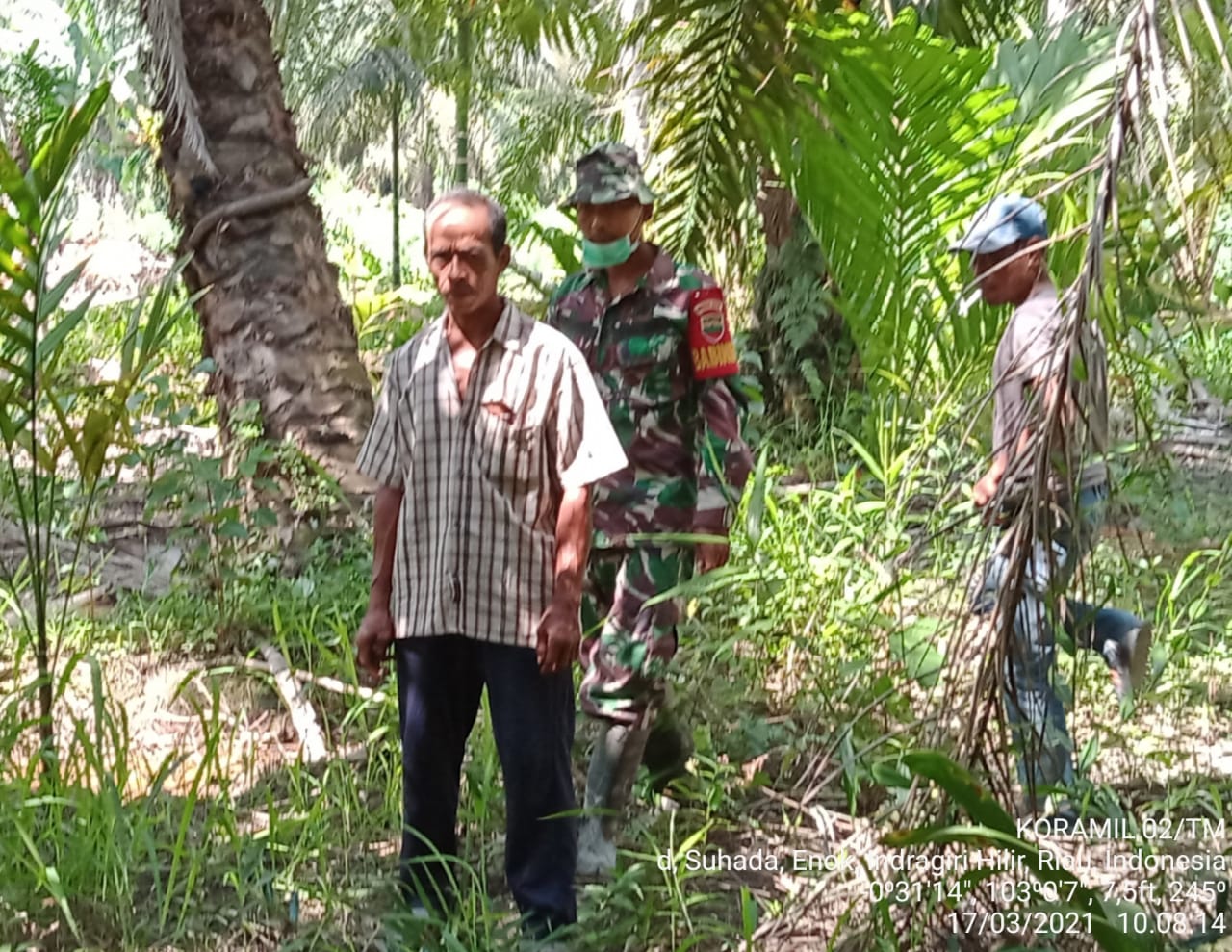 Personil Koramil 02/Tanah Merah Giatkan Patroli dan Sosialisasi Karhutla di Suhada