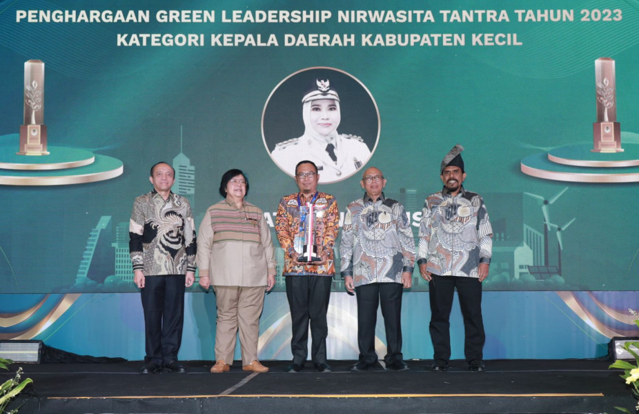 Bupati Kasmarni Terima Penghargaan Green Leadership Nirwasita Tantra