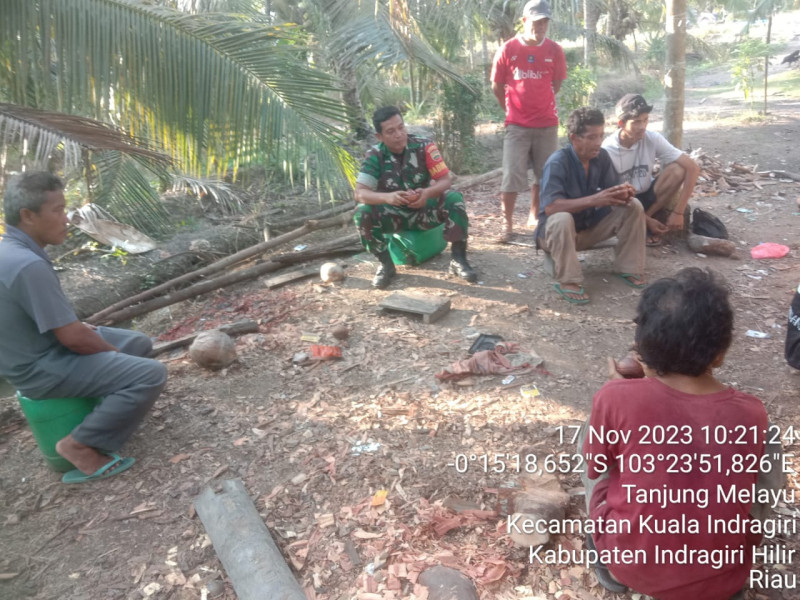 Wujudkan Kerukunan Antar Sesama Melalui Komsos Babinsa Koramil 04/Kuindra