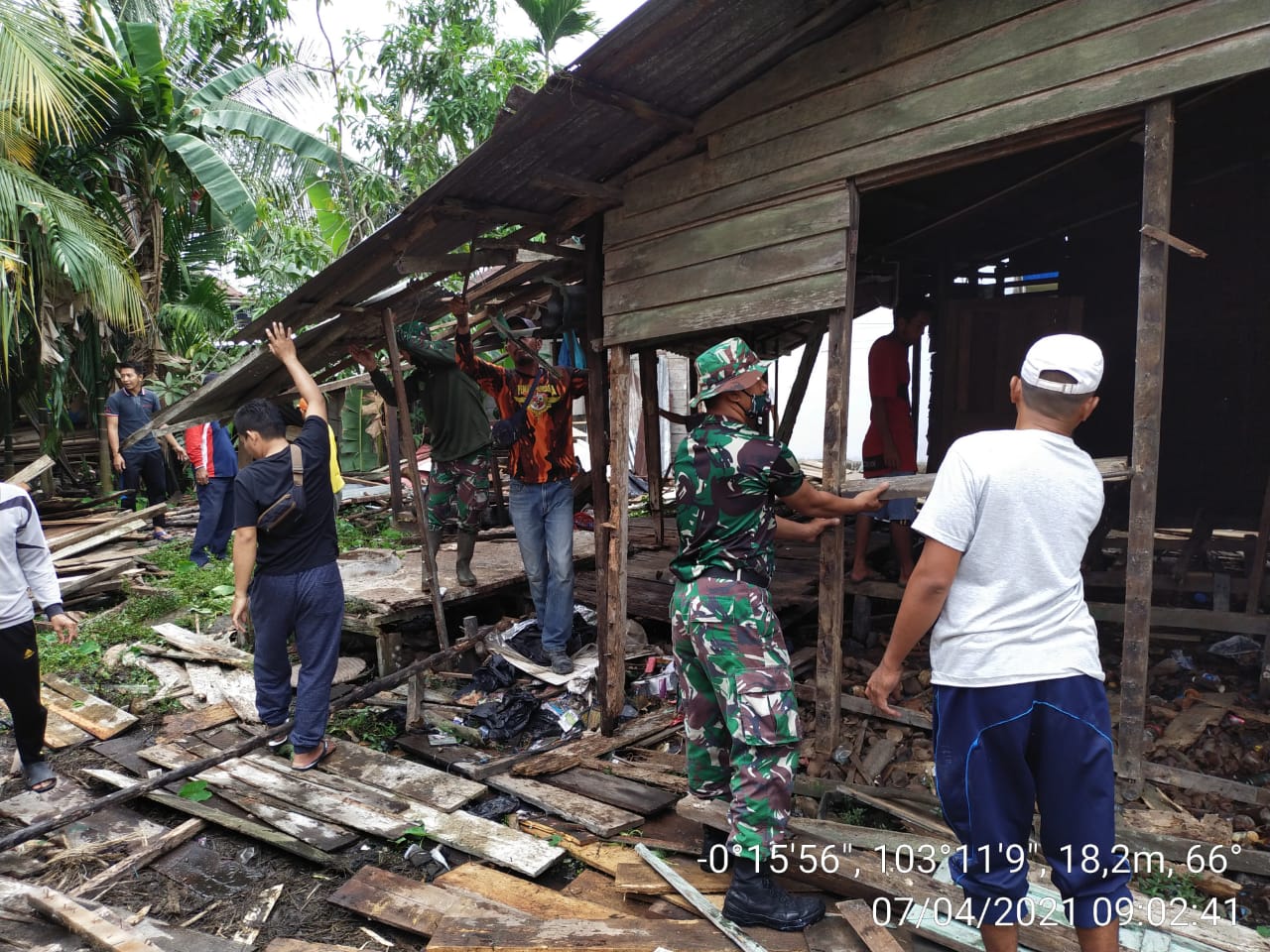 Personil Koramil 12/Batang Tuaka Lakukan Pembongkaran Rehab Rumah Warga di Sungai Luar