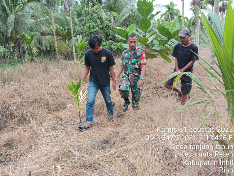 Babinsa Koramil 07/Reteh Terus Sosialisasi Sekaligus Patroli Karlahut di Wilayah Binaan
