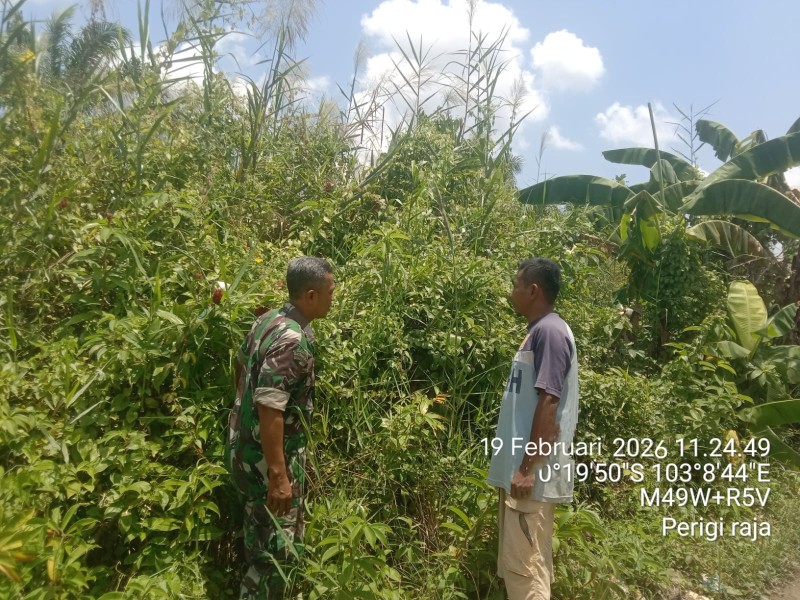 Babinsa Koramil 04/Kuindra Sertu Surachman Laksanakan Patroli Tapal Batas di Desa Perigi Raja