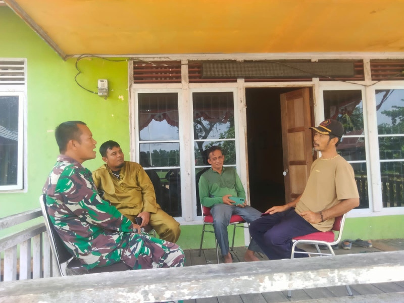 Babinsa 05/Gas Serda Rudi Hartono Silaturahmi Bersama Kepala Desa