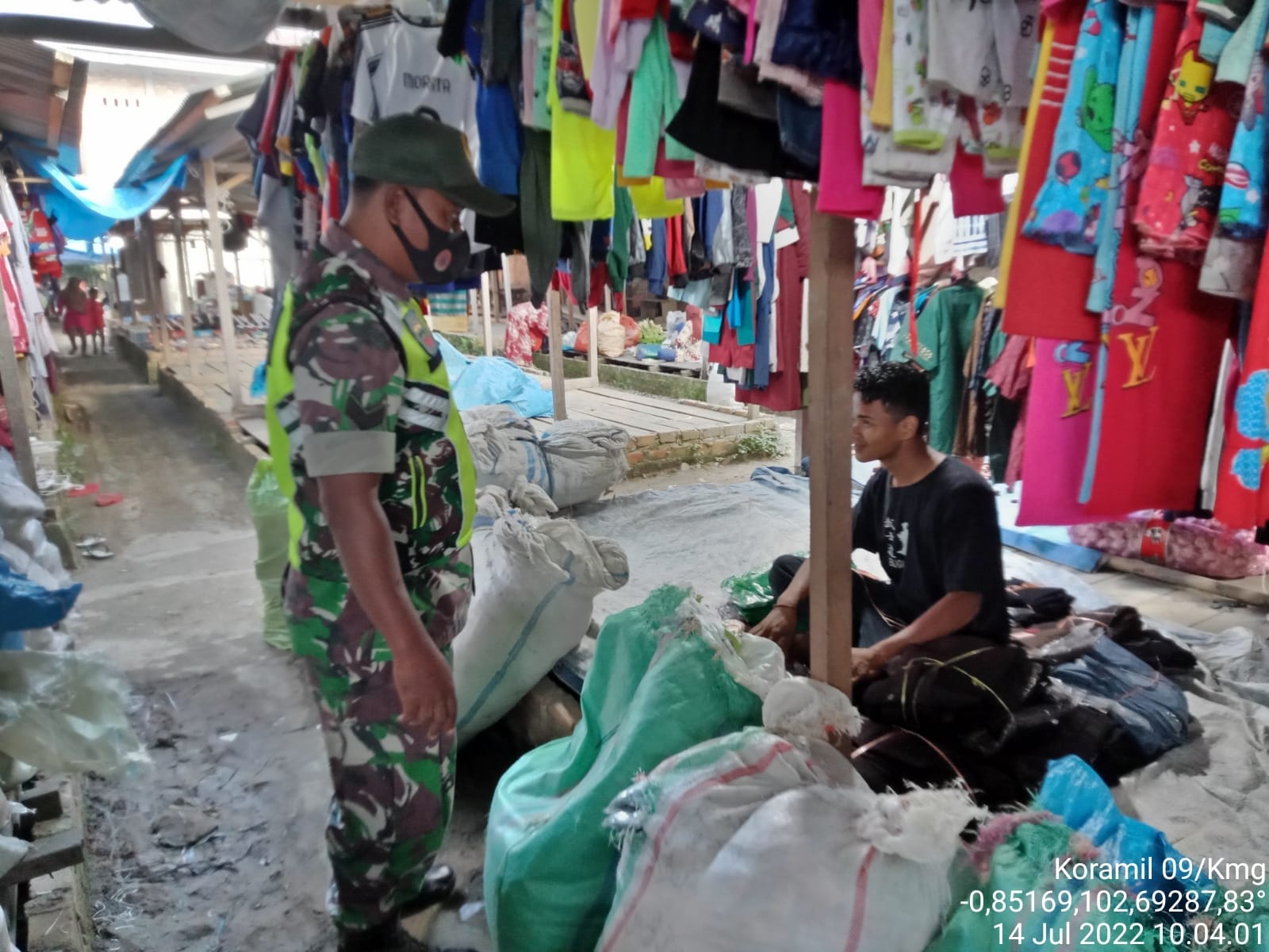 Koramil 09/Kemuning Tegakkan Disiplin Prokes di Pasar Desa Keritang