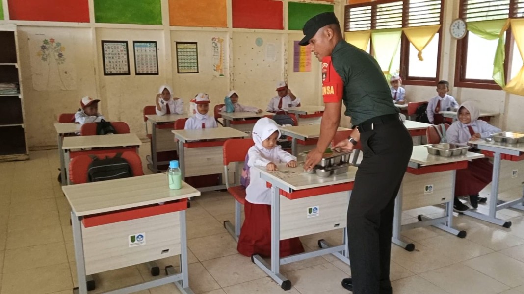 Babinsa Koramil 09/Kemuning Dukung Penuh, Kegiatan Makan Bergizi Gratis di Desa Kuala Keritang Berjalan Lancar