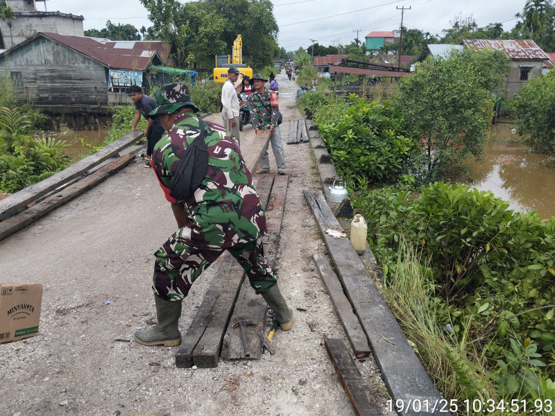 Kompak, Anggota Koramil 03/Tpl Dengan Warga Goro Bersama Rehab Jembatan