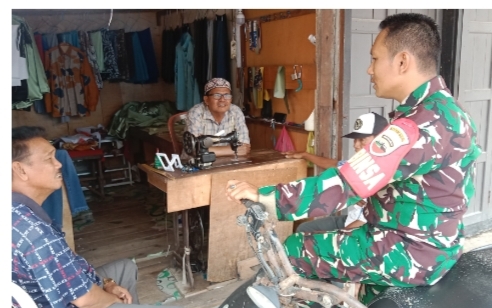 Babinsa Koramil 05/GAS Kopda Umar Nasution Laksanakan Giat Komsos Bersama Warga Desa Binaan