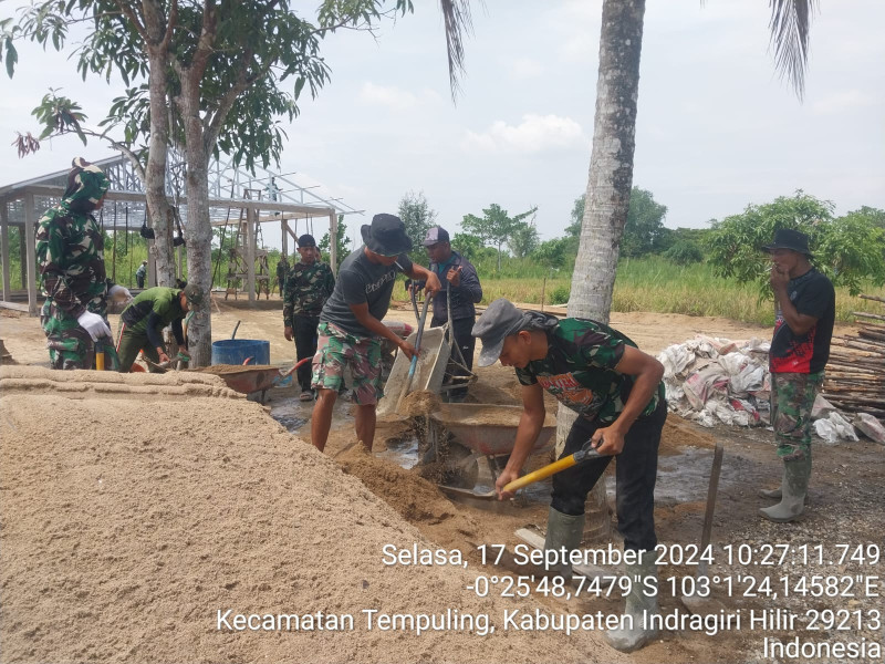 Wujudkan Kekompakan, Babinsa Koramil 04/Kuindra Giat Lakukan Karya Bakti Dengan Masyarakat