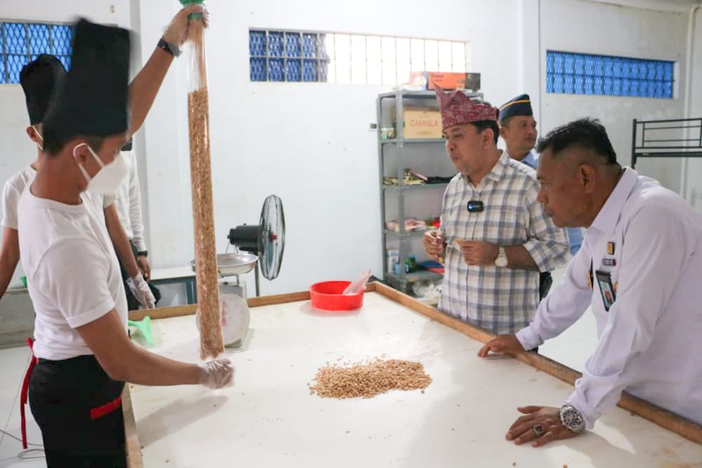 Lapas Terbuka Kelas III Rumbai Produksi Tempe 50 kg per hari Lapas Terbuka Kelas III Rumbai Produksi Tempe 50 kg per hari