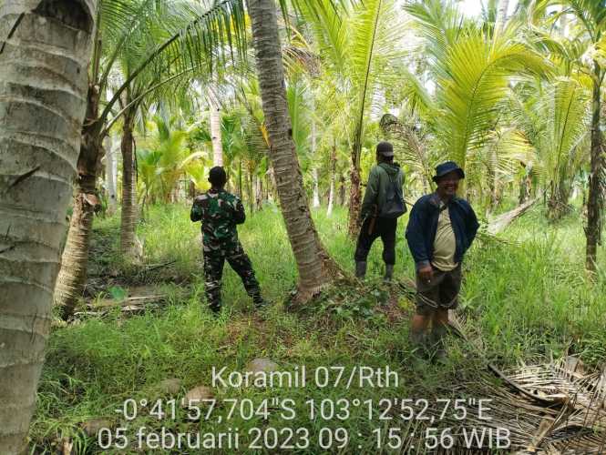 Babinsa Koramil 07/Reteh Kopda Sudarwis Turun Ke Wilayah Adakan Patroli