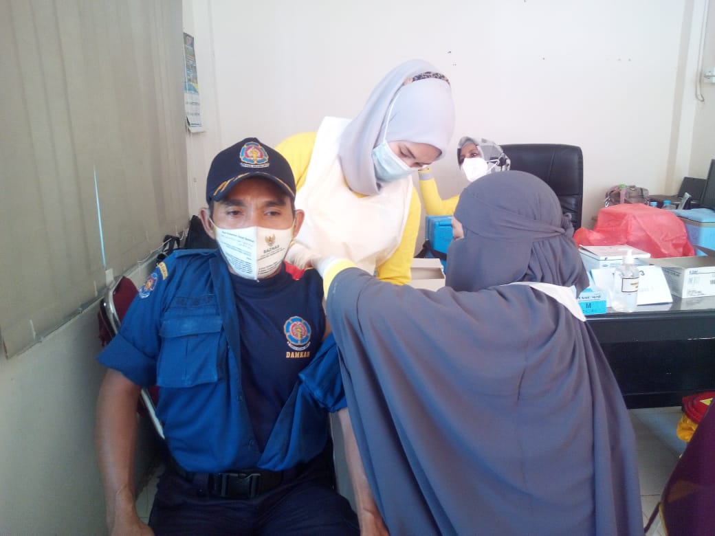 Anggota Damkar Inhil Jalani Vaksinasi Covid-19