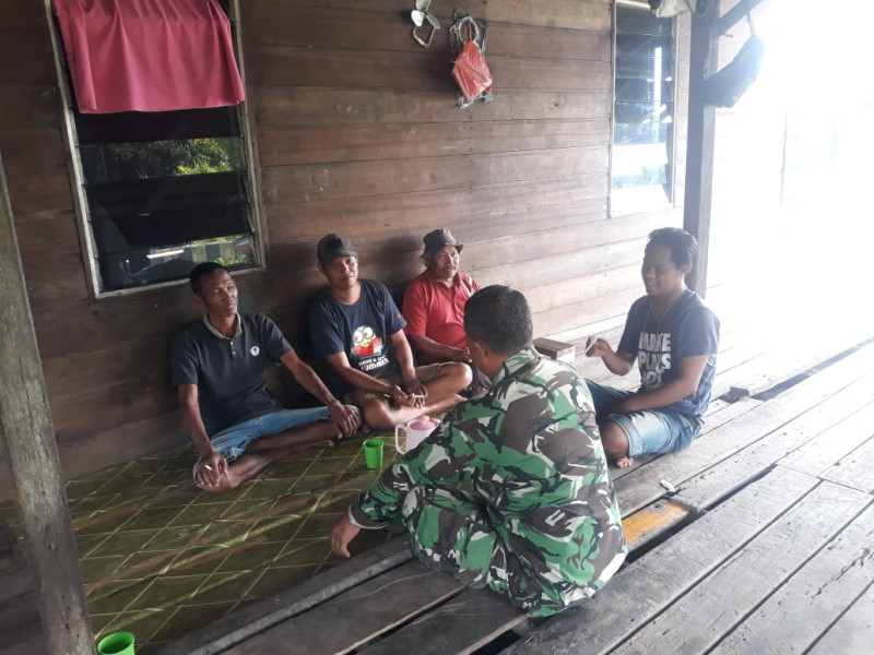 Bhabinsa Koramil 05/Gas Serma Sasmito Komsos Bersama Pemuda Operator Penyebrangan