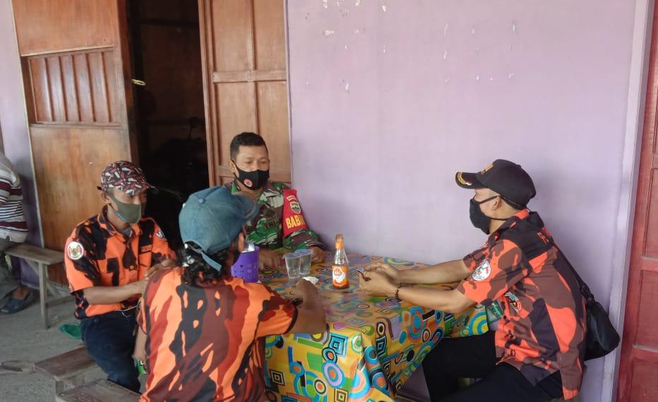 Jalin Silaturahmi, Babinsa Koramil 03/Tempuling Laksanakan Komsos dengan Ormas Pemuda Pancasila