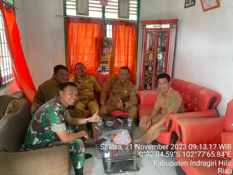 Bersama Perangkat Desa, Babinsa Koramil 09/Kmg Jaga Kekompakan dan Kebersamaan