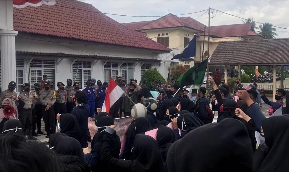 Pihak Kepolisian Amankan Aksi Damai Aliansi Mahasiswa Natuna Pihak Kepolisian Amankan Aksi Damai Aliansi Mahasiswa Natuna