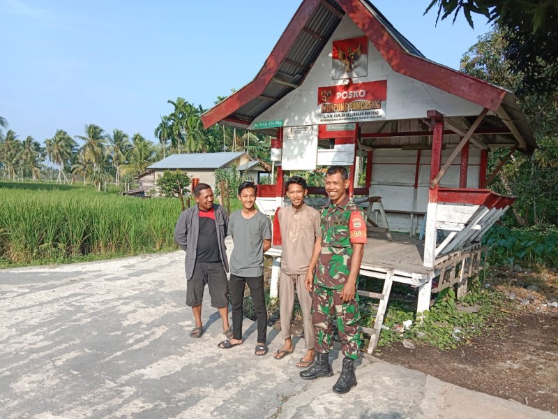 Babinsa Koramil 07/Reteh Secara Rutin Laksanakan Komsos di Kampung Pancasila untuk Menjalin Silaturahmi