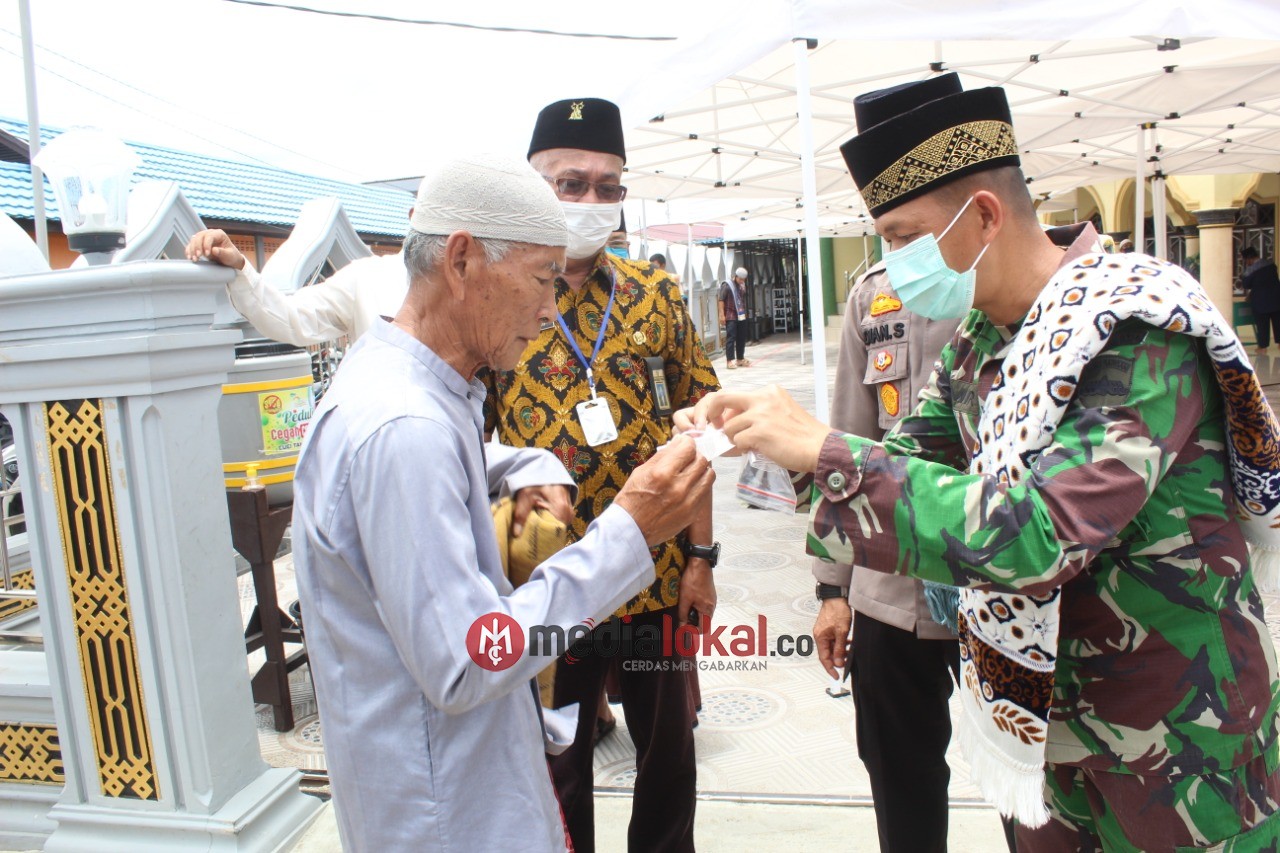 Dandim 0314/Inhil Bersama Kapolres Inhil dan YVB Bagikan Masker di Jalan Trimas