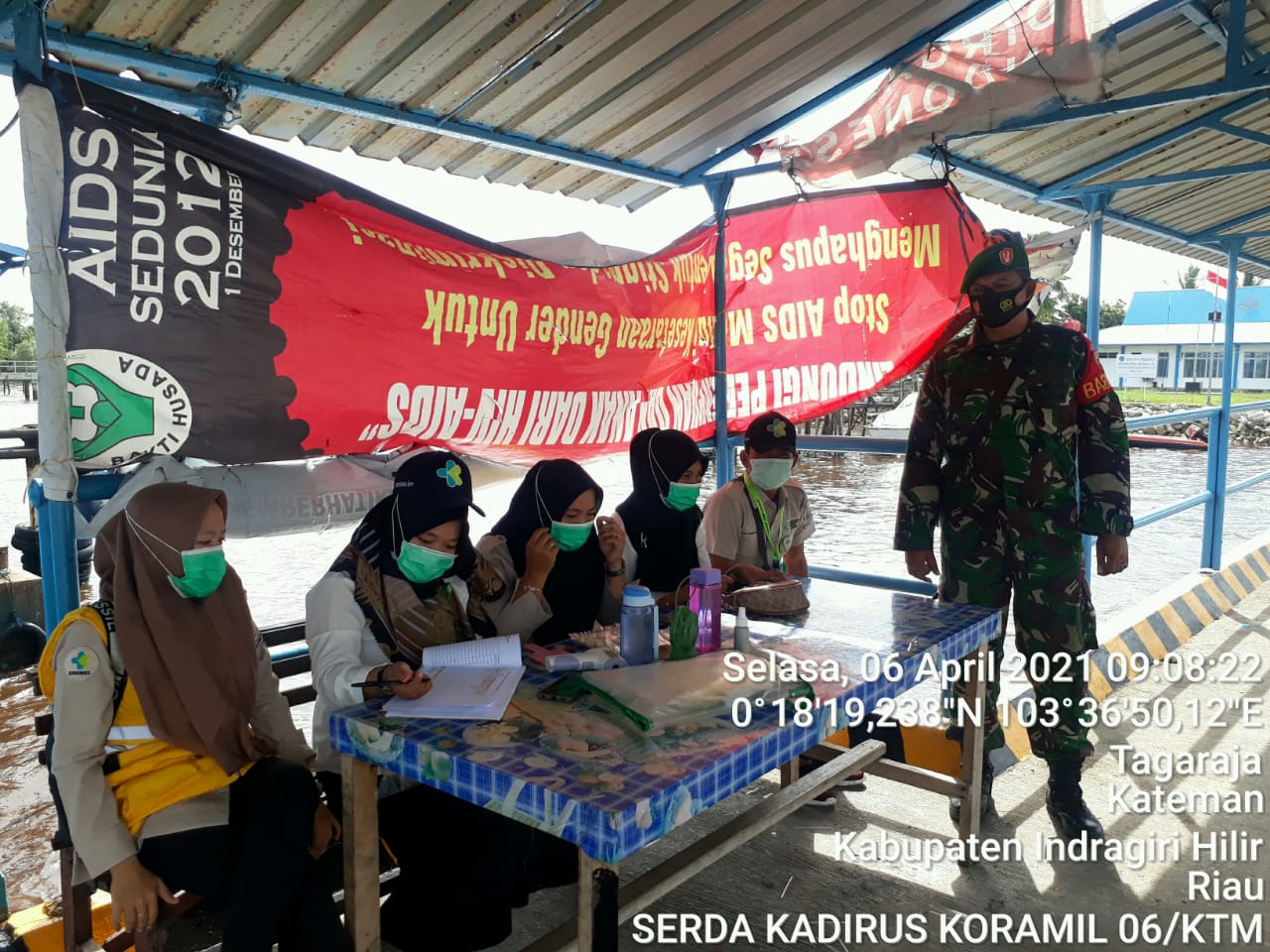 Babinsa Koramil 06/Kateman Serda Kadirus Pantau Akfitivitas Warga di Pelabuhan Guntung 