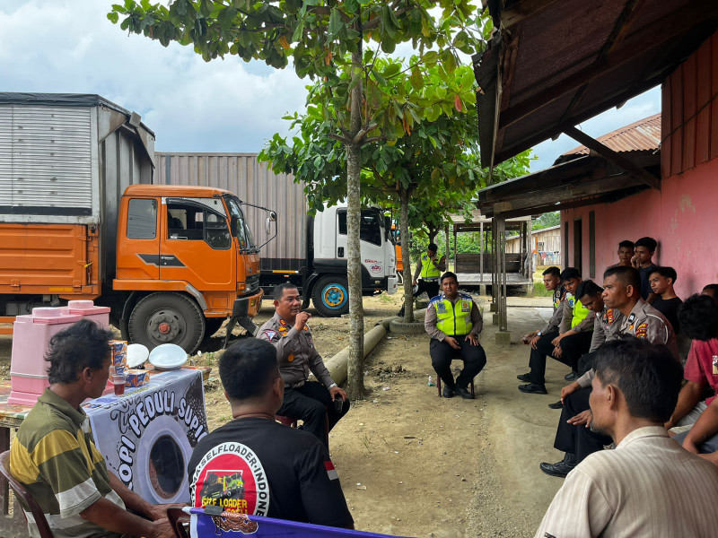 Berikan Imbauan, Satlantas Polres Inhu Sapa dan Suguhkan Kopi Gratis Pada Supir