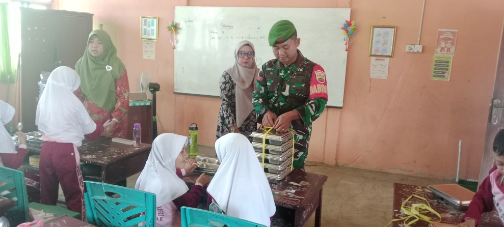 Babinsa Pratu Umar Ganda Terus Dampingi Kegiatan Makan Sehat Bergizi di Kecamatan Tempuling