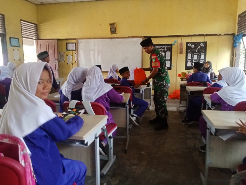 Babinsa Koramil 09/Kemuning Dampingi Penyaluran MBG saat Ramadhan