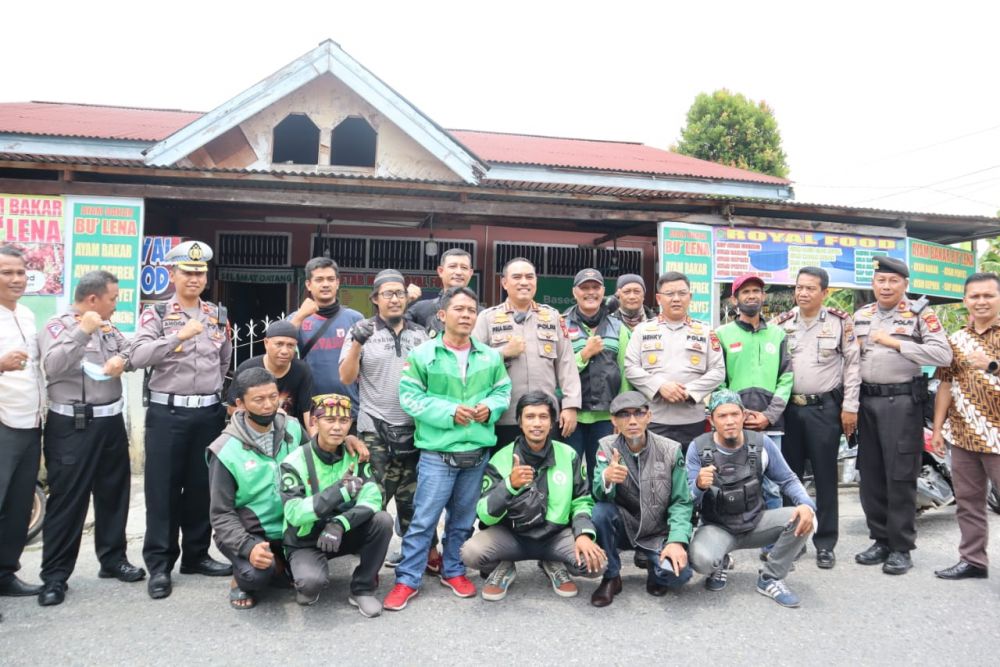 Polresta Pekanbaru Salurkan Bansos Kepada Pengemudi Ojol