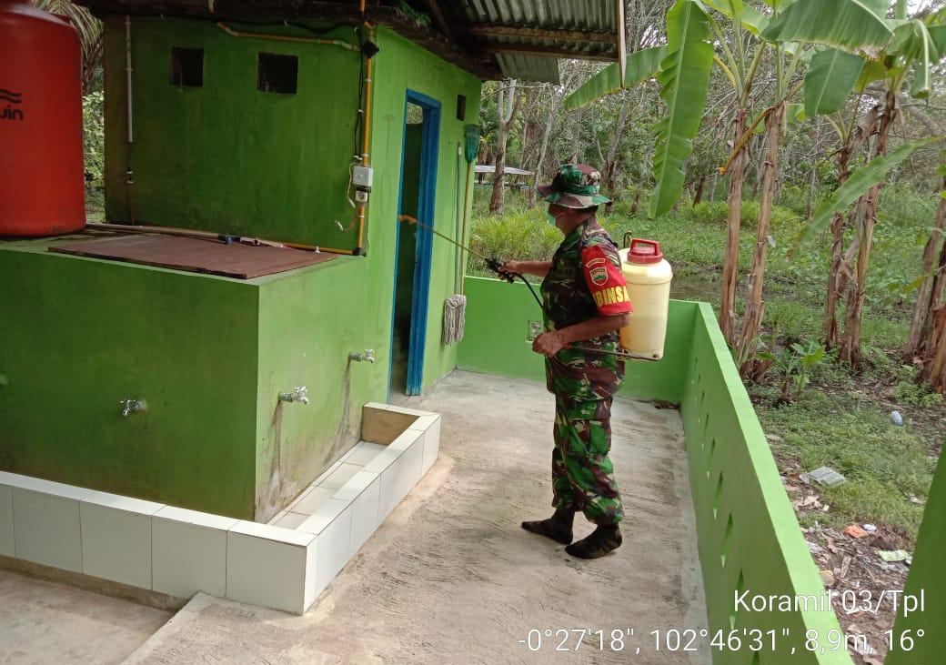 Sebelum Sholat Jumat, Babinsa Koramil 03/Tempuling Kodim 0314/Inhil Lakukan Penyemprotan Masjid