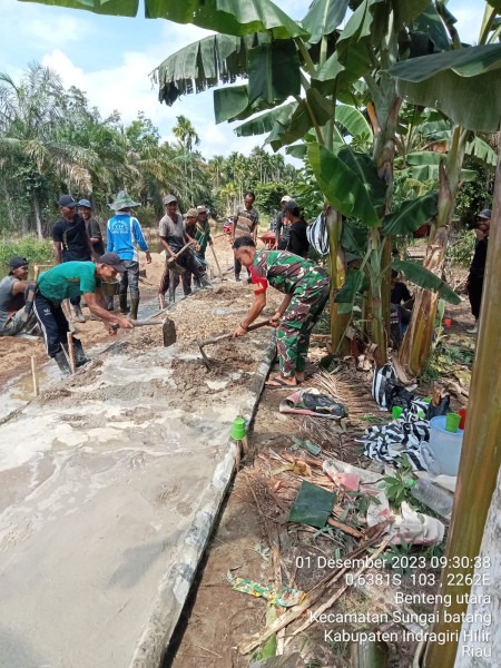 Untuk Memudahkan Akses, Babinsa Koramil 07/Reteh Ajak Masyarakat Untuk Goro