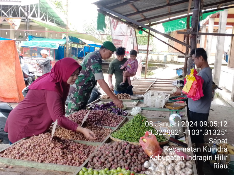 Babinsa Lakukan Komsos Dengan Pedagang Sayur Tradisional Dalam Pantau Harga Barang
