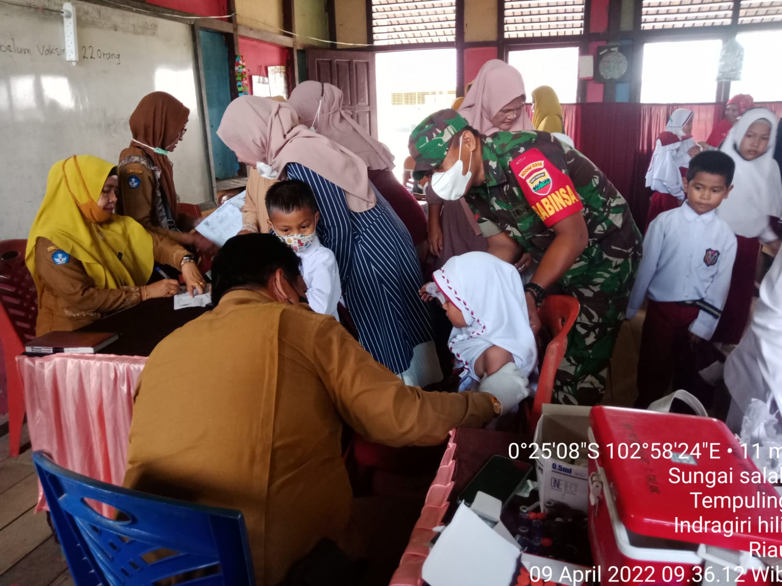 Babinsa 03/Tempuling Beri Motivasi Agar Tidak Takut Bagi Siswa Siswi SDN 015 Sungai Salak