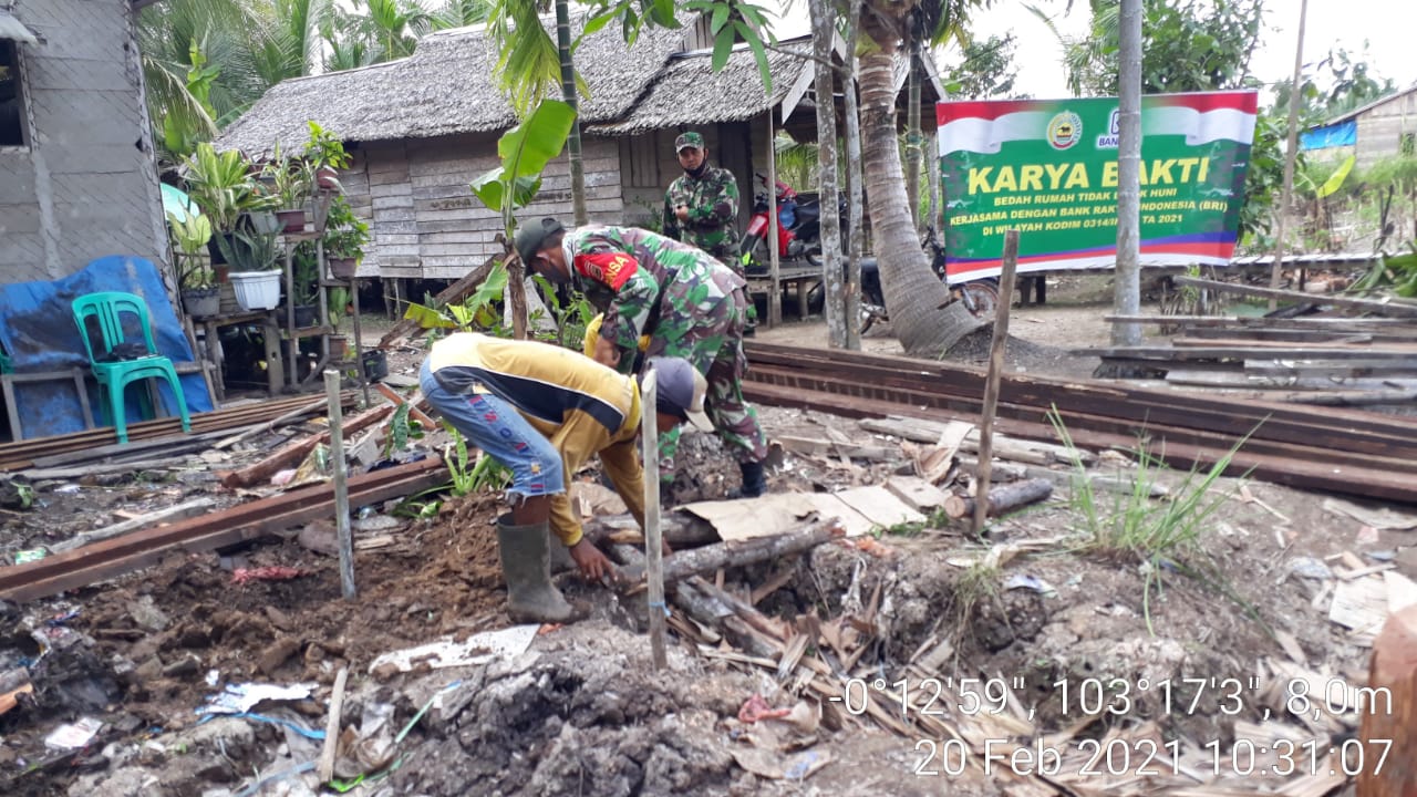 Babinsa Mulai Kerjakan Bedah Rumah Kelima Program RTLH Koramil 12/Batang Tuaka 