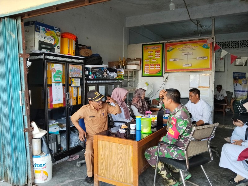 Babinsa Koramil 07/Reteh Laksanakan Pengawasan SDM Bersama Aparatur Desa