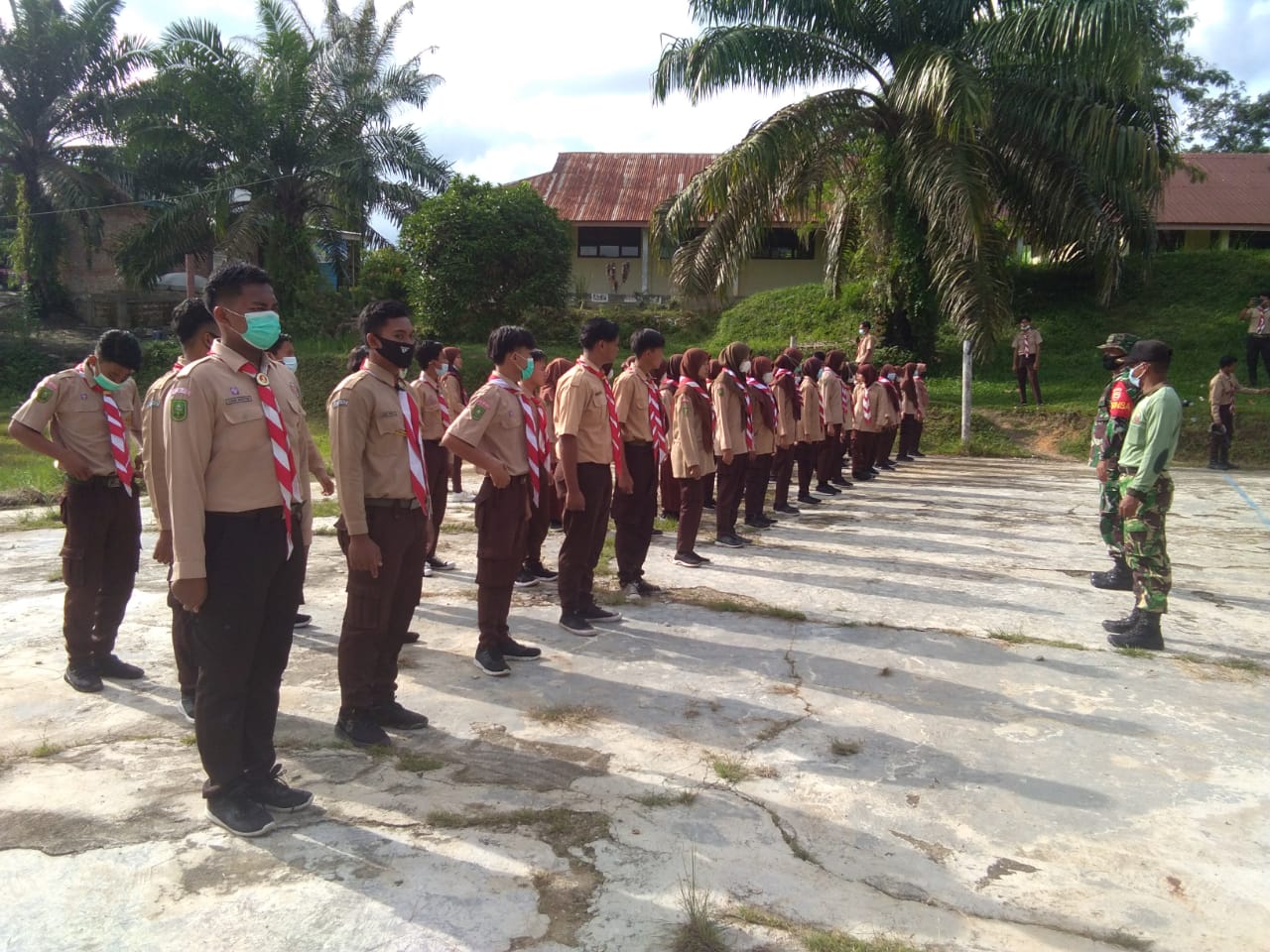 Koramil 09/Kemuning Latih Anggota Pramuka Saka Wira Kartika dari Siswa Siswi SMKN 1 Tuah Kemuning