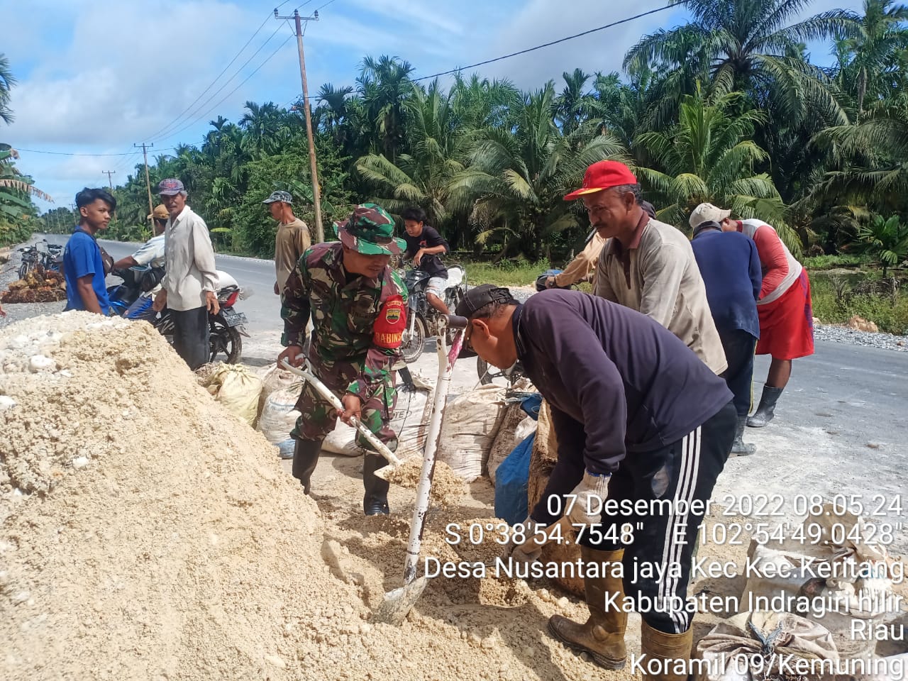 Bersama Warga, Babinsa Koramil 09/Kemuning Ajak Masyarakat Goro