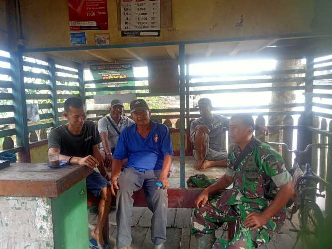 Babinsa Koramil 09/Kemuning Jalin Silaturrahmi dan Jaga Keamanan Desa