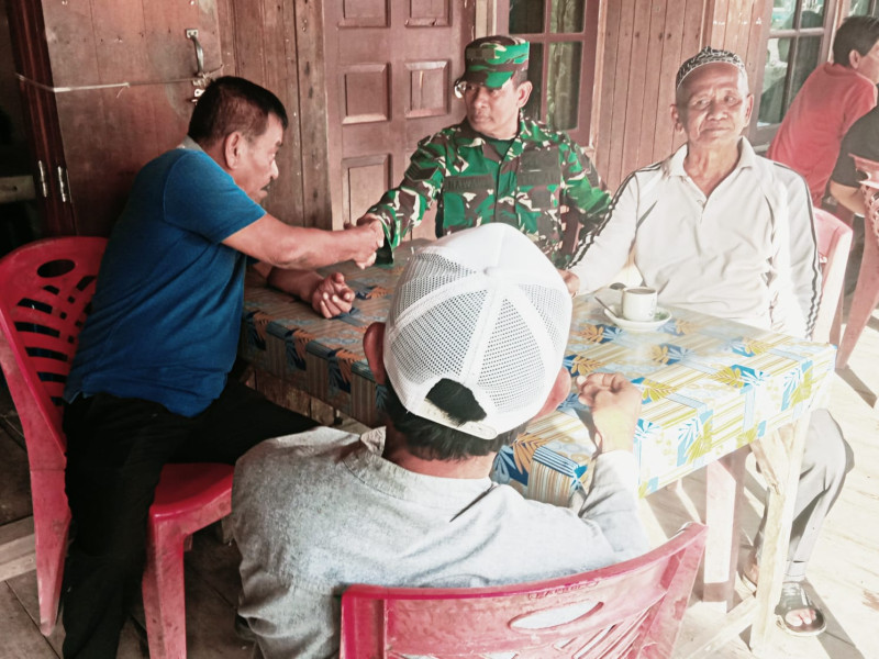 Babinsa Koramil 05/Gas Serka Nawawi Aktif Komsos Jadikan Hubungan Kerja Semakin Solid di Binaan