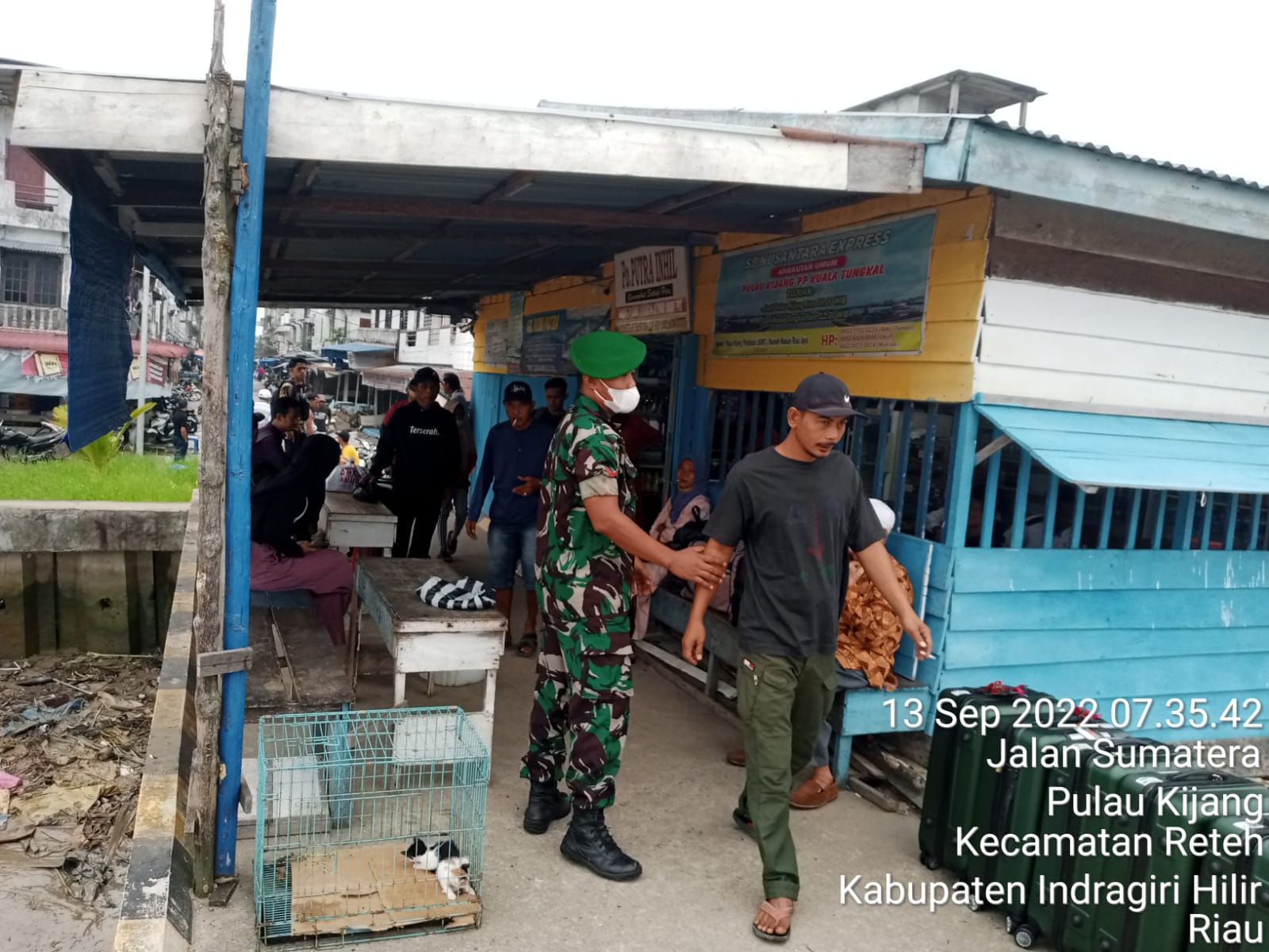 Personil Koramil 07/Reteh Cek Disiplin Protkes di Pelabuhan Speed Boat Pulau Kijang