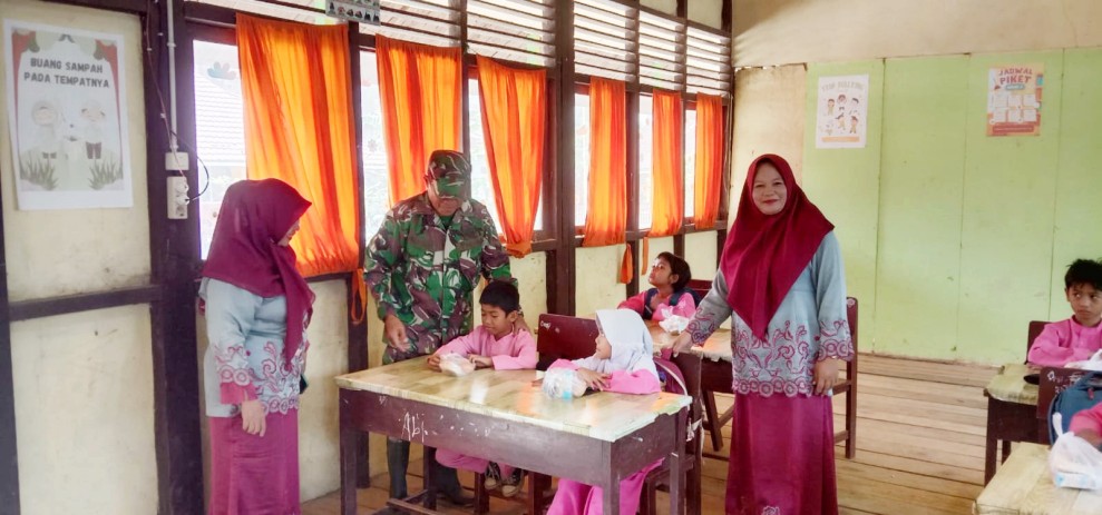 Babinsa Koramil 07/Reteh Kembali Dampingi Tim SPPG Berikan Makan Bergizi Gratis