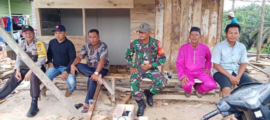 Babinsa Koramil 09/Kemuning Jalin Hubungan Baik Melalui Komsos di Binaan