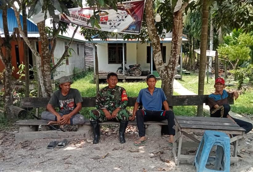 Tingkatkan Silaturahmi, Babinsa Koramil 03/Tpl Komsos Bersama Warga Kampung Pancasila