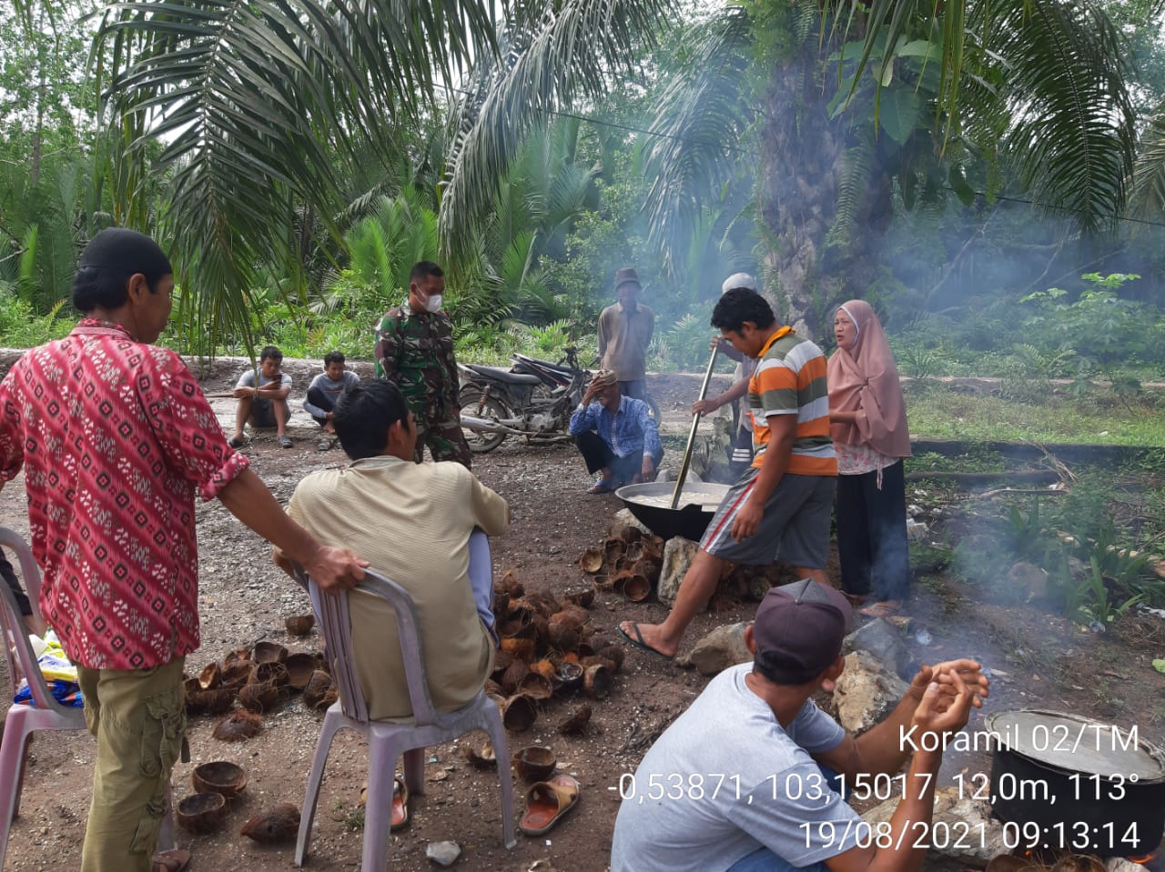 10 Muharram, Babinsa 02/Tanah Merah dan Masyarakat  Buat Bubur Asyura